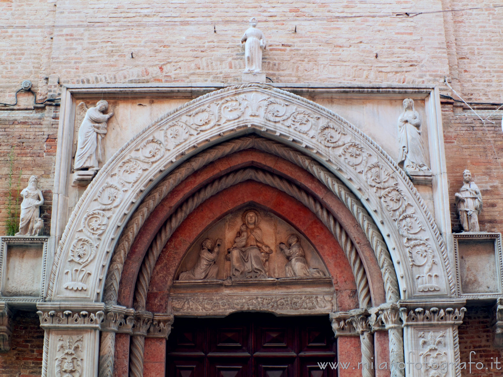 Pesaro (Pesaro e Urbino) - Parte superiore del portale del Santuario della Madonna delle Grazie
